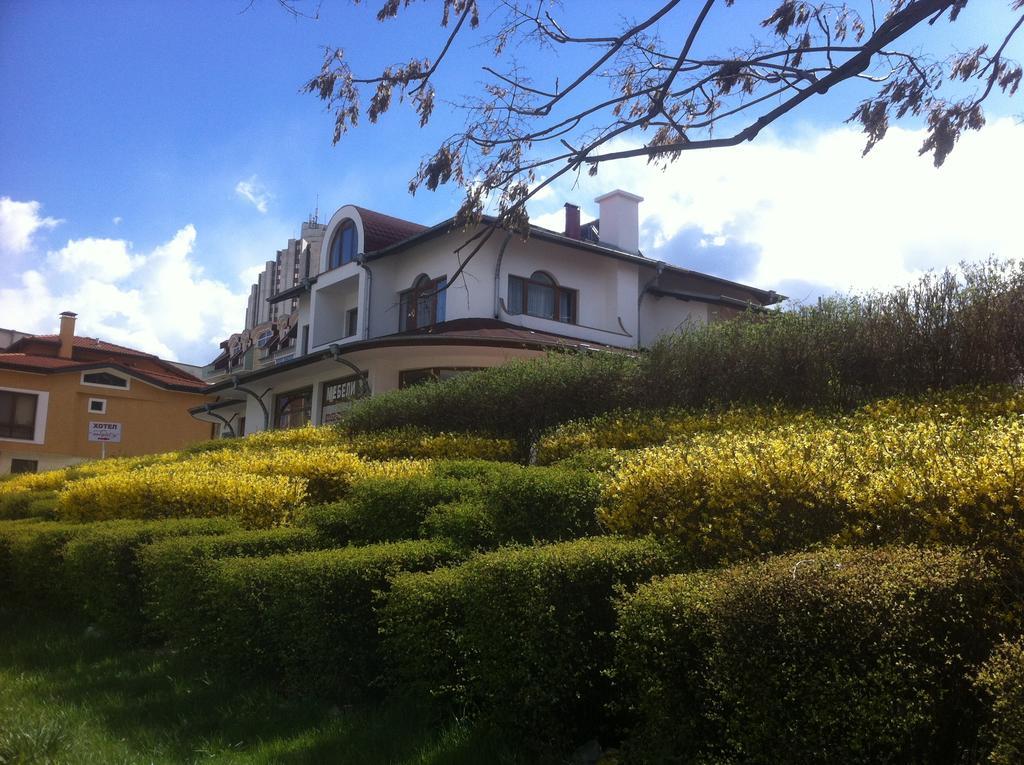 Hotel Gabrisa Razgrad エクステリア 写真